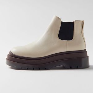 UO Chunky Chelsea Platform Boot Size 9